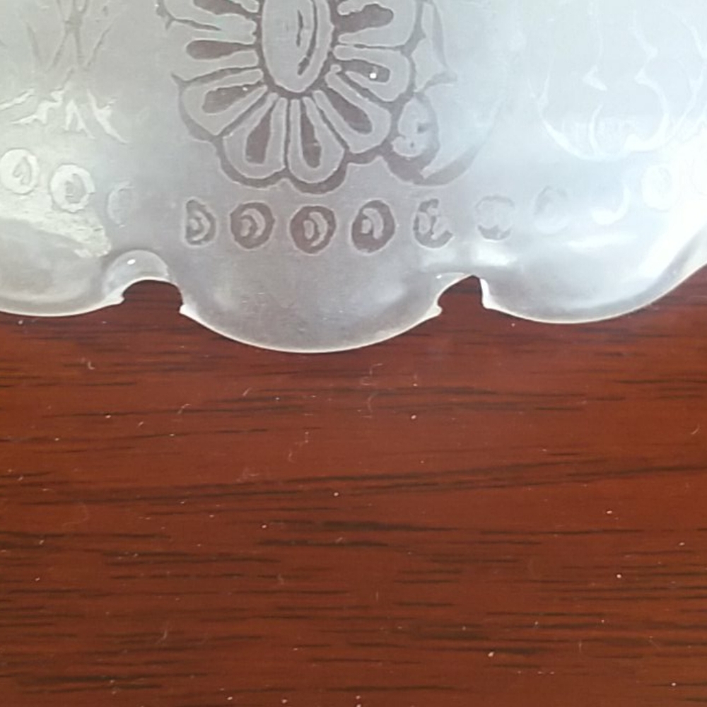 Pair of antique scalloped etched scones - Picture 5 of 6